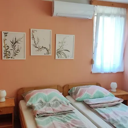 Agnes - Koezvetlen Balaton-parti Szallashely Apartment *