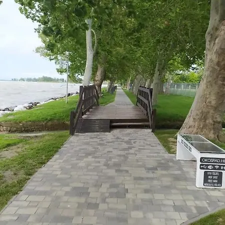 Agnes - Koezvetlen Balaton-parti Szallashely *