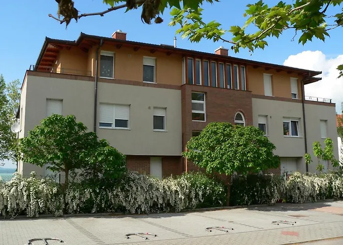 Agnes - Koezvetlen Balaton-parti Szallashely * Balatonboglár