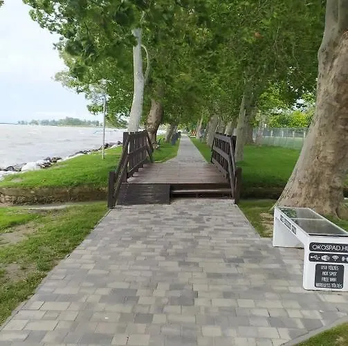 Agnes - Koezvetlen Balaton-parti Szallashely *